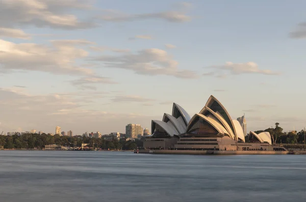 シドニー5 4月19日 日没時にオペラハウスとシドニーのダウンタウン — ストック写真