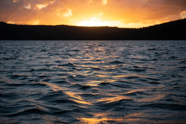 Vlnová Vodní Plocha Západem Slunce — Stock fotografie