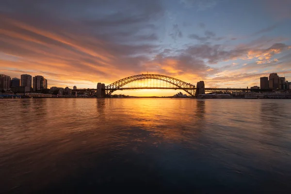 Gündoğumuyla Sydney Limanı Köprüsü — Stok fotoğraf