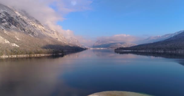 Hermoso lago Bohinj en invierno — Vídeo de stock
