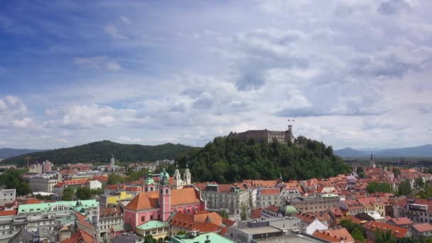 Lublaň městské centrum s hradním kopcem na pozadí — Stock video