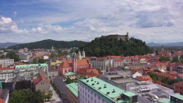 Ljubljana centro de la ciudad con la colina del castillo en el fondo — Vídeo de stock