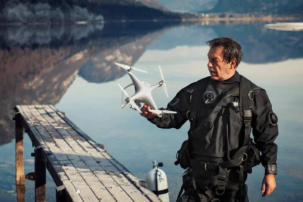 Drone Crash - Dalgıç Kurtarılmış İnsansız Hava Aracı Tutuyor — Stok fotoğraf