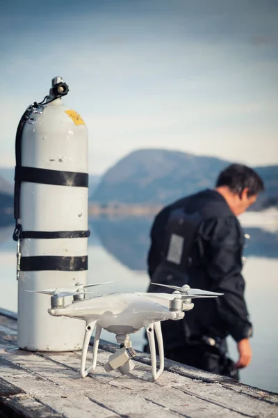 Drone Crash - Dalgıç Kurtarılmış bir İHA 'nın yanında duruyor