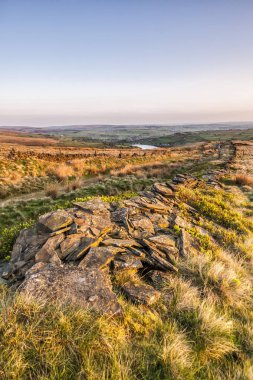 West yorkshire Haworth köyü için sabah erken gündoğumu moorland Bronte ülkenin üzerinde kapatın