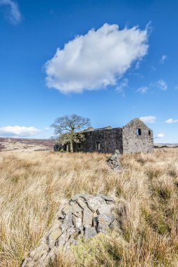 Calderdale West Yorkshire'deki / daki moorland üzerinde terk edilmiş bir Edwardian ve terk edilmiş çiftlik