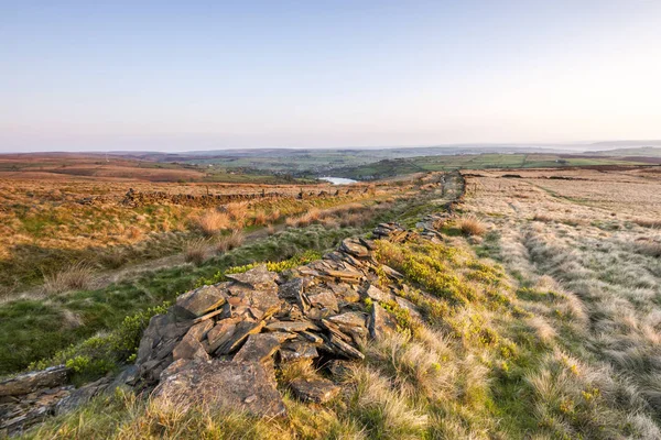 West yorkshire Haworth köyü için sabah erken gündoğumu moorland Bronte ülkenin üzerinde kapatın