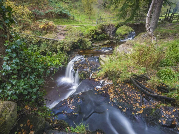 lumb şelale yorkshire turistik şehir hebden Bridge yakın düşüyor...