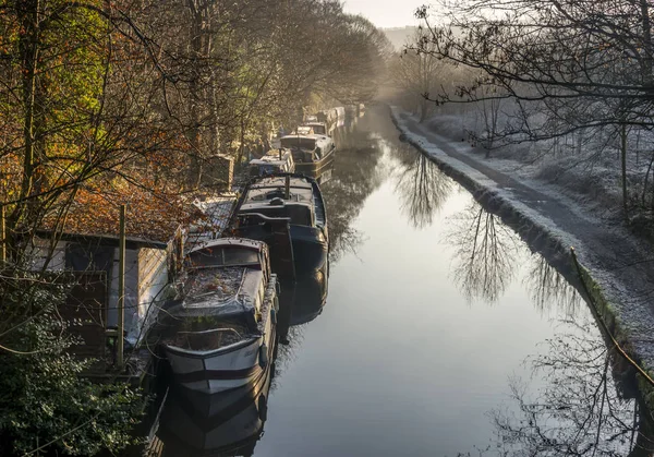 Ein Abschnitt Des Rochdale Canals Während Durch Die Hebden Bridge — Stockfoto