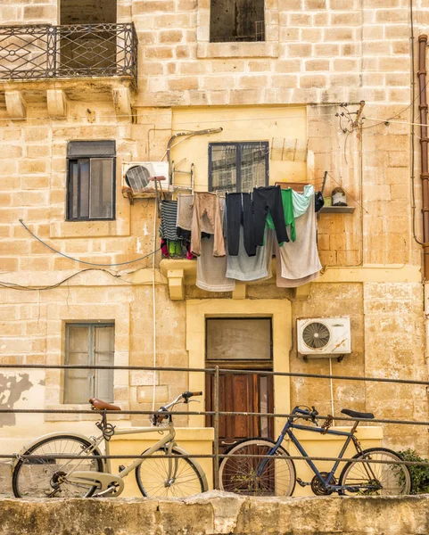 Білизна Висить Балкона Мальтійській Вулиці — стокове фото