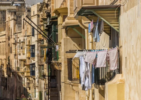 Wasserij Opknoping Van Een Balkon Aan Een Maltees Straat Rechtenvrije Stockfoto's