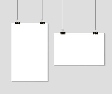 Bağlayıcı klipsler üzerinde asılı Boş kağıt levhalar. Gri arka planda Mockup şablon formatı A4. vektör eps10