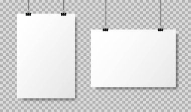 Gerçekçi beyaz boş kağıt formatı A4 mockup tarzında. Bağlayıcı klipsler üzerinde asılı boş kağıt levhalar. Poster şeffaf arka plan üzerinde klipleri ile bir ip asılı. Vektör