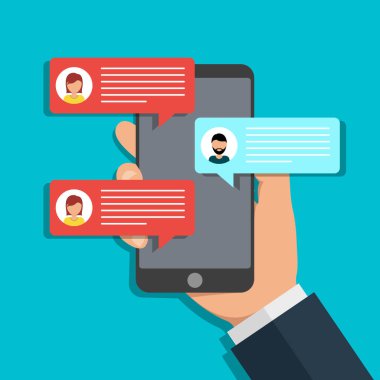El ele tutuşan telefon konuşması. Mesaj simgesi ekranda. Sosyal medyada çevrimiçi konuşma. Akıllı telefondan mesaj bildirimi. Açılır pencere işareti. Düz stil bir sohbet robotu. Adam uygulamayla mesaj gönderiyor. vektör