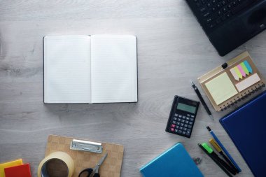 Okula geri dön. Ahşap bir masa üzerinde okul, ofis ve iş için öğeler. - Resim 