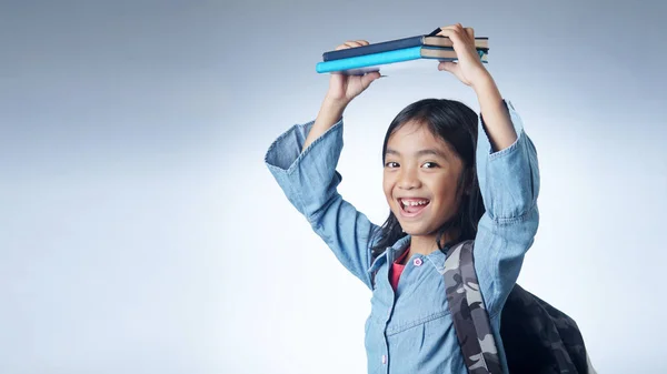 Niña Levantar Los Libros Aislados Sobre Fondo Blanco — Foto de Stock