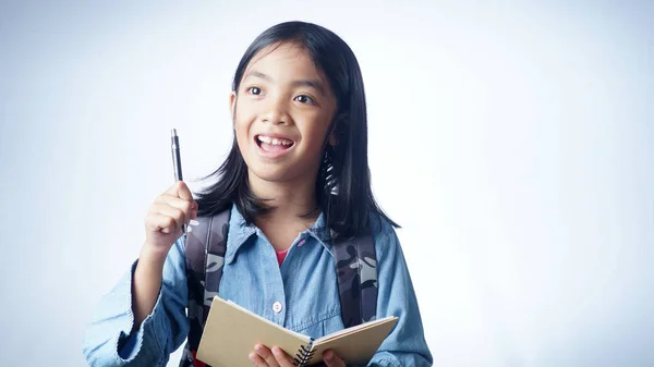 小さな女の子は白い背景に孤立したアイデアを得た 学校の概念に戻る — ストック写真