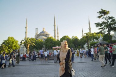 Sultan Ahmed 'in Istanbul 'daki en büyük cami etrafında dolaşından zevk alan bir Hijaber kadın (Osmanlı Imparatorluğu).