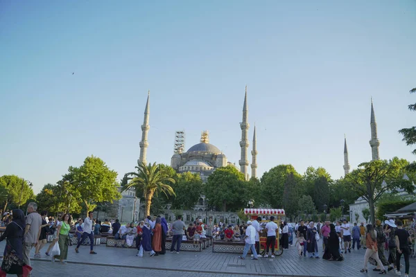 苏丹艾哈迈德清真寺外部在伊斯坦布尔火鸡挤满了旅客 在伊斯坦布尔最大的清真寺苏丹艾哈迈德 奥托曼帝国 — 图库照片