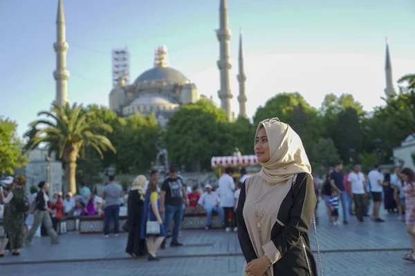 Sultan Ahmed 'in Istanbul 'daki en büyük camide bir Tesettür gezgin poz.
