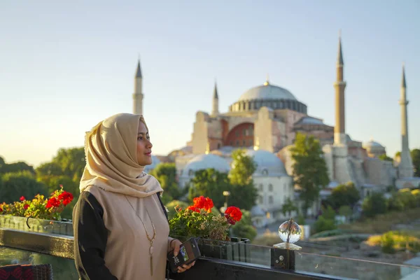 güzel bir gezgin İstanbul'un en büyük camiile poz ,Sultan Ahmed camii arka plan olarak.