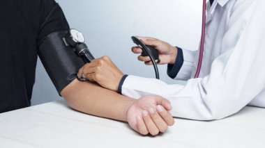 Masada hastanın kan basıncını kontrol erkek doktor kırpılmış görüntü
