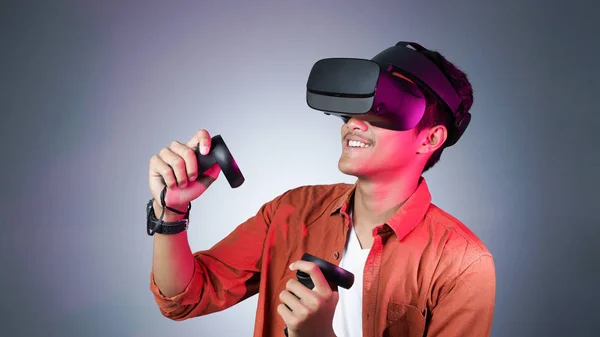 adam sanal gerçeklik gözlük ve iki gamepad başka bir dünyayı keşfetmek kullanarak