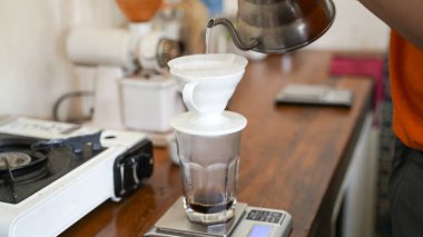 Kahve odasında kahve hazırlayan barista.