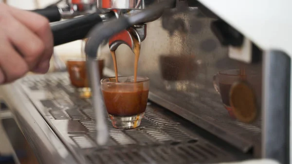 ノズル自動コーヒー メーカーから流れるコーヒー — ストック写真