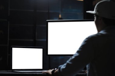 boş bir ekran ve dizüstü bilgisayar üzerinde çalışan adam