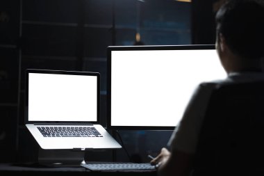 boş bir ekran ve dizüstü bilgisayar üzerinde çalışan adam