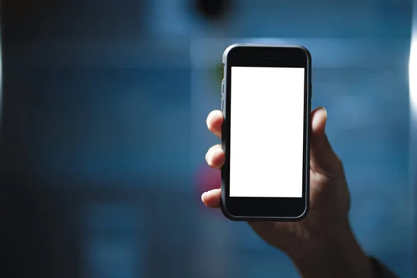 Yakın çekim, bulanık arka plana sahip akıllı telefonu taklit edin