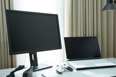 Hepsi tek bir bilgisayarda, farede, klavyede, dizüstü bilgisayarda, akıllı telefonda, vr gözlüklerde, oyun konsolunda ve beyaz masa çalışma masasında kulaklıkta