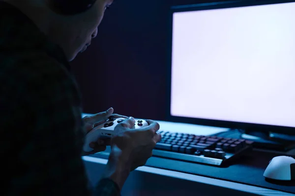 Karanlık Bir Odada Video Oyunları Oynayan Genç Adam — Stok fotoğraf