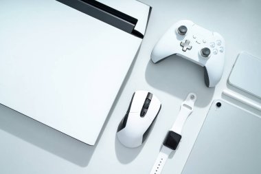 Microsoft Xbox için dizüstü bilgisayar, fare, iphone, Macbook, Apple Watch ve oyun denetleyicisi ile alay.
