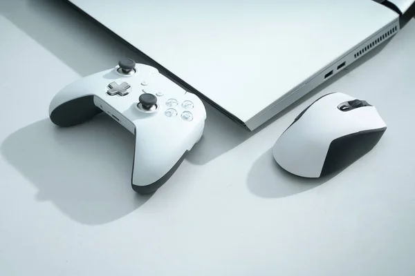 Microsoft Xbox için dizüstü bilgisayar, fare ve oyun denetleyicisi ile alay.
