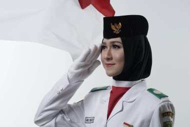 yakın genç kız Endonezya Ulusal Bayrak Kaldırma Birliği. Ulusal Paskibraka Konseyi.