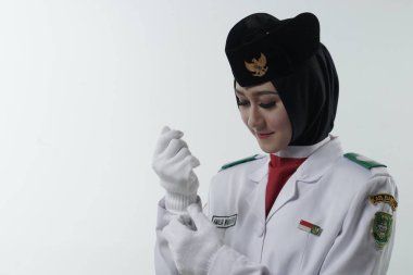 yakın genç kız Endonezya Ulusal Bayrak Kaldırma Birliği. Ulusal Paskibraka Konseyi.