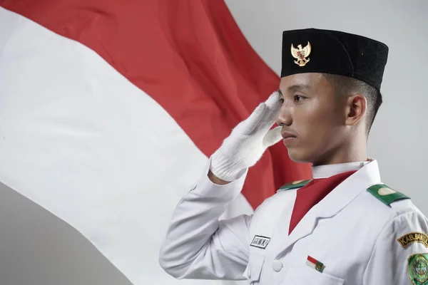 Zbliżenie Młody Człowiek Indonezyjskie Flaga Narodowa Podnoszenie Troop Całując Flagę — Zdjęcie stockowe