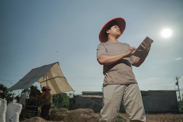 Agricultores Asiáticos Supervisionam Seus Campos Com Tecnologia Sofisticada — Fotografia de Stock