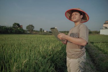 Asyalı çiftçiler akşam sofistike teknoloji ile onun alanları nezaret