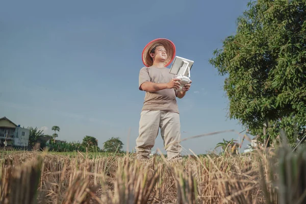 Gli Agricoltori Asiatici Supervisionano Suoi Campi Con Una Tecnologia Sofisticata — Foto Stock