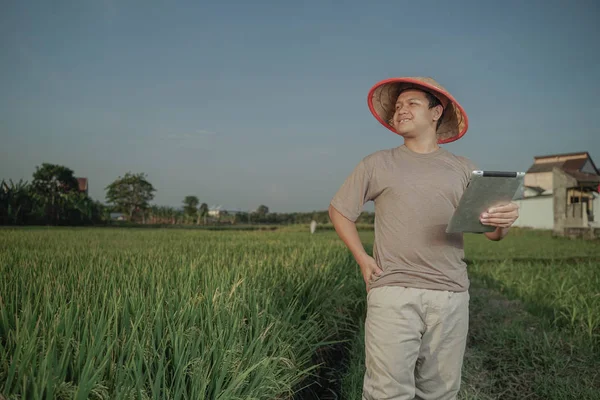 Asian Farmers Oversee His Fields Sophisticated Technology Evening — Stock Photo, Image