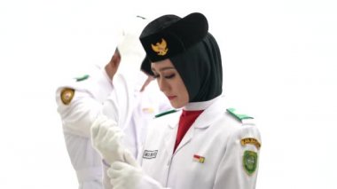 Endonezya Ulusal Bayrak Kaldırma Birliği üniformaile hazırlanıyor. Ulusal Paskibraka Konseyi.