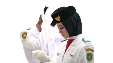 Endonezya Ulusal Bayrak Kaldırma Birliği üniformaile hazırlanıyor. Ulusal Paskibraka Konseyi.