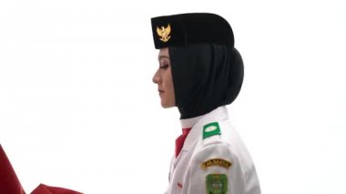 Endonezya Ulusal Bayrak Kaldırma Birliği Ulusal Bayrağı öpüyor. Ulusal Paskibraka Konseyi.