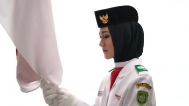 Endonezya Ulusal Bayrak Kaldırma Birliği Ulusal Bayrağı öpüyor. Ulusal Paskibraka Konseyi.