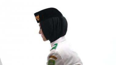 Endonezya Ulusal Bayrak Kaldırma Birliği Ulusal Bayrağı öpüyor. Ulusal Paskibraka Konseyi.