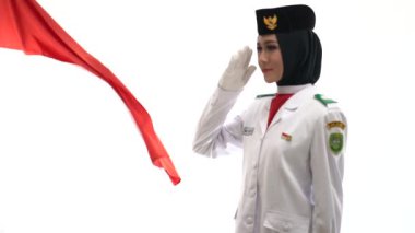genç bir bayan beyaz arka plan üzerinde selamlar. Endonezya Ulusal Bayrağı Kaldırma Birliği. Ulusal Paskibraka Konseyi.