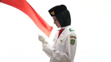 Endonezya Ulusal Bayrak Kaldırma Birliği üniformaile hazırlanıyor. Ulusal Paskibraka Konseyi.